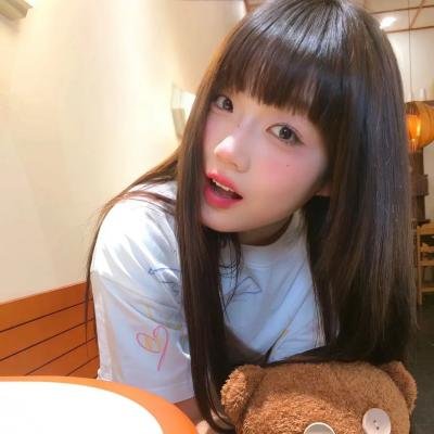 莹莹烛火照红妆